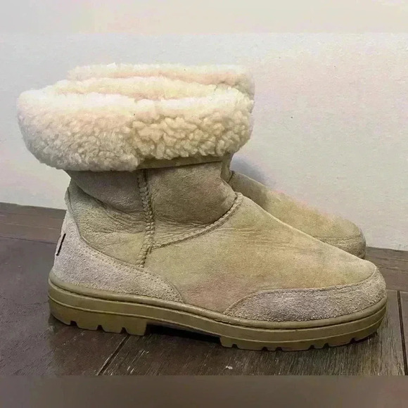 UGG Ultra Short Sundance Boots Womens size 6 - Picture 1 of 11